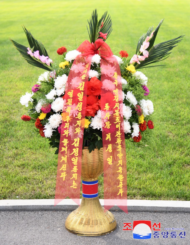 Floral Baskets Sent to Statues of Great Leaders from Abroad