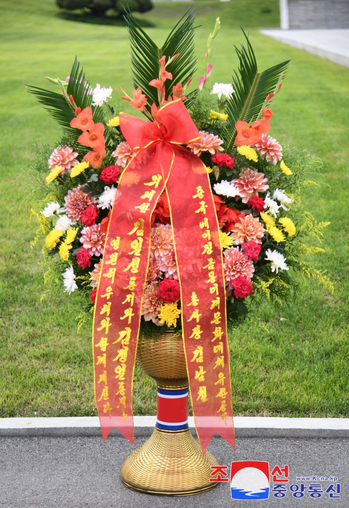 Floral Baskets Sent to Statues of Great Leaders from Abroad