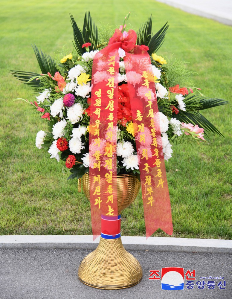 Floral Baskets Sent to Statues of Great Leaders from Abroad