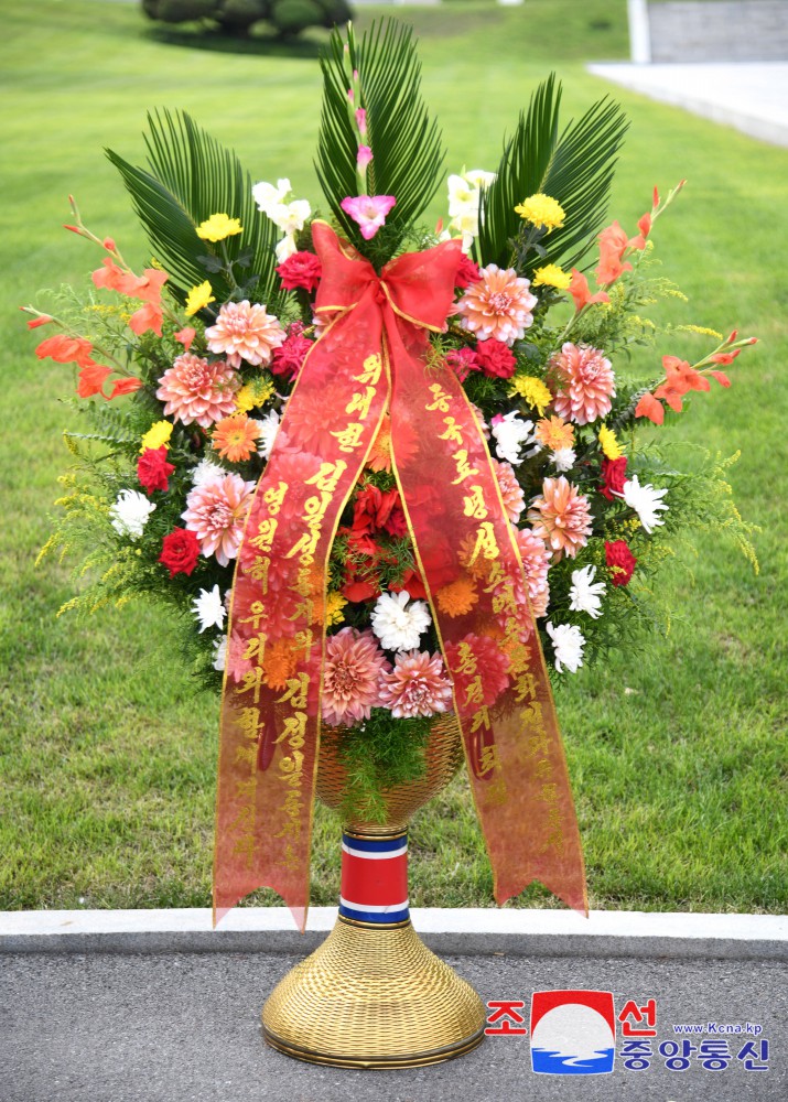 Floral Baskets Sent to Statues of Great Leaders from Abroad