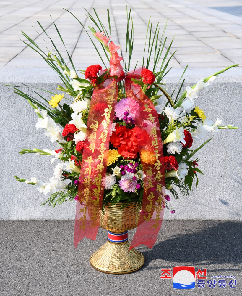 Floral Baskets Sent to Statues of Great Leaders from Abroad