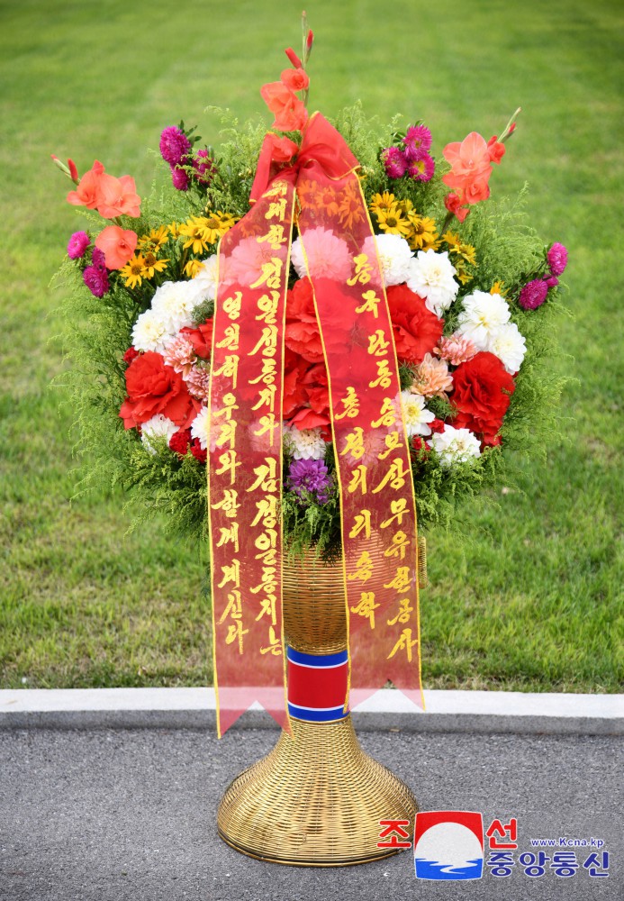 Floral Baskets Sent to Statues of Great Leaders from Abroad