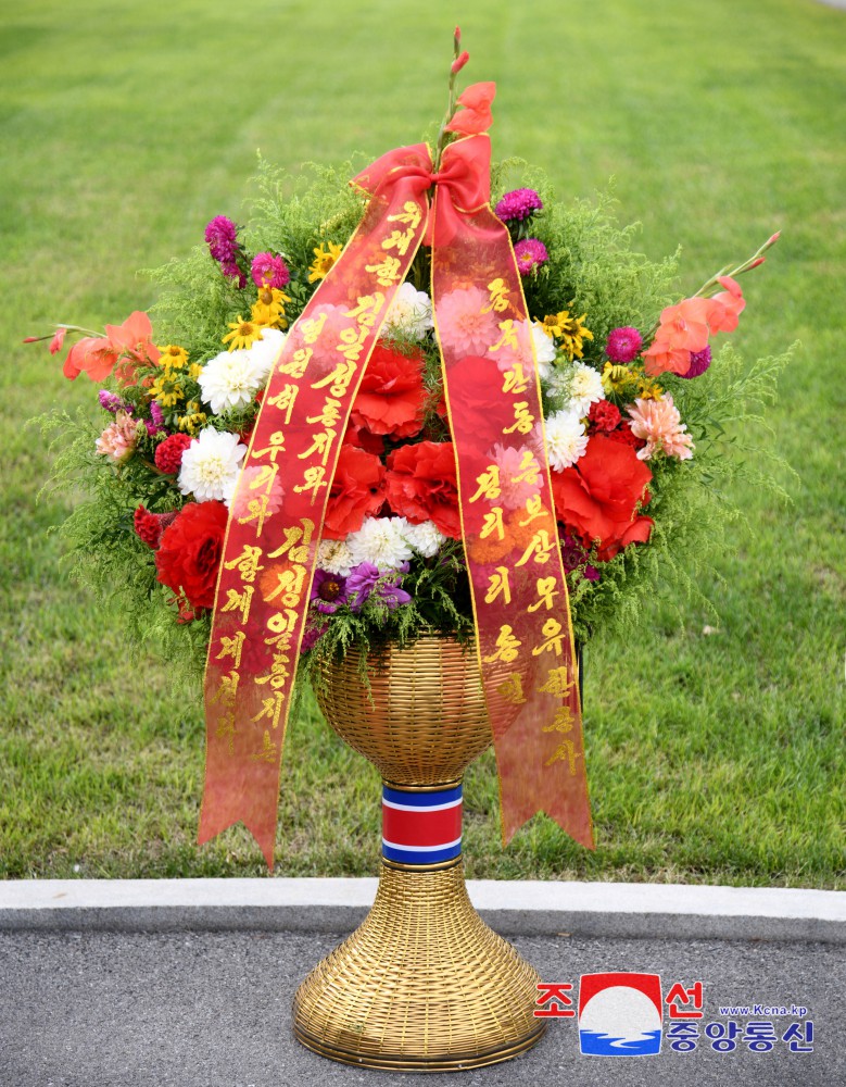 Floral Baskets Sent to Statues of Great Leaders from Abroad