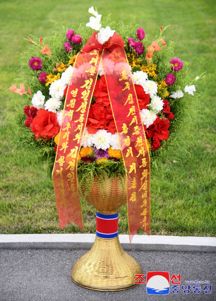 Floral Baskets Sent to Statues of Great Leaders from Abroad