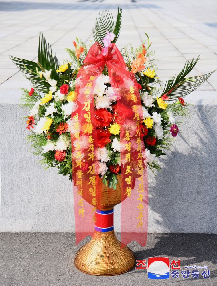 Floral Baskets Sent to Statues of Great Leaders from Abroad