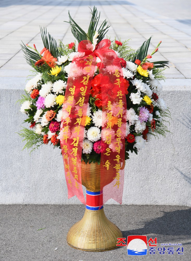 Floral Baskets Sent to Statues of Great Leaders from Abroad