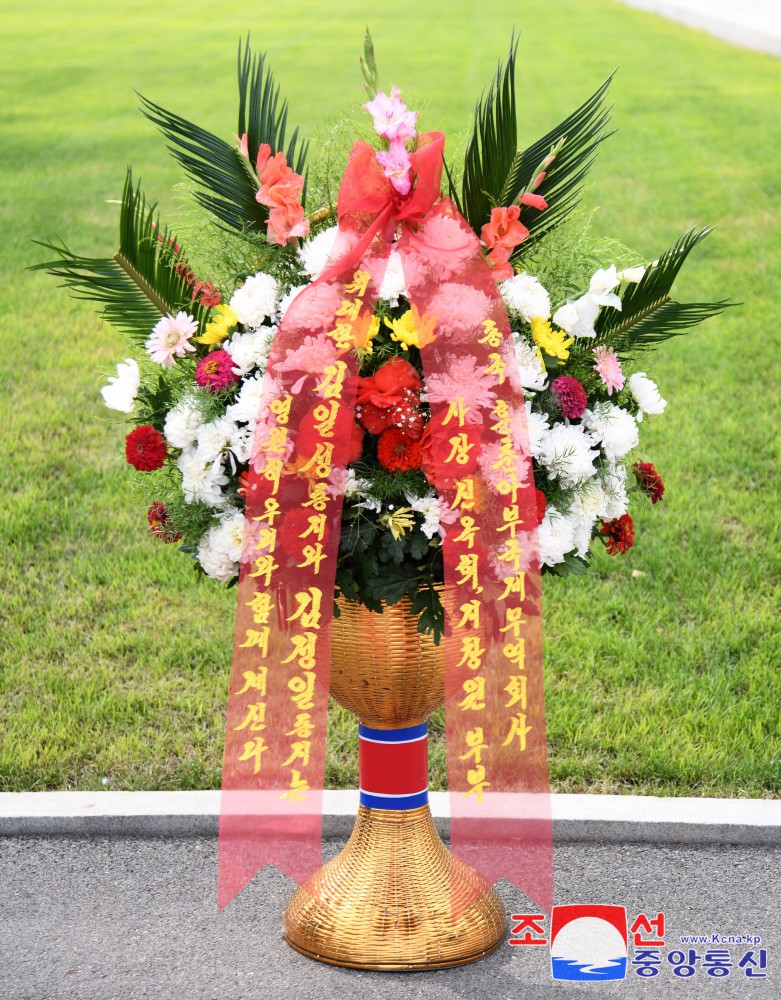 Floral Baskets Sent to Statues of Great Leaders from Abroad