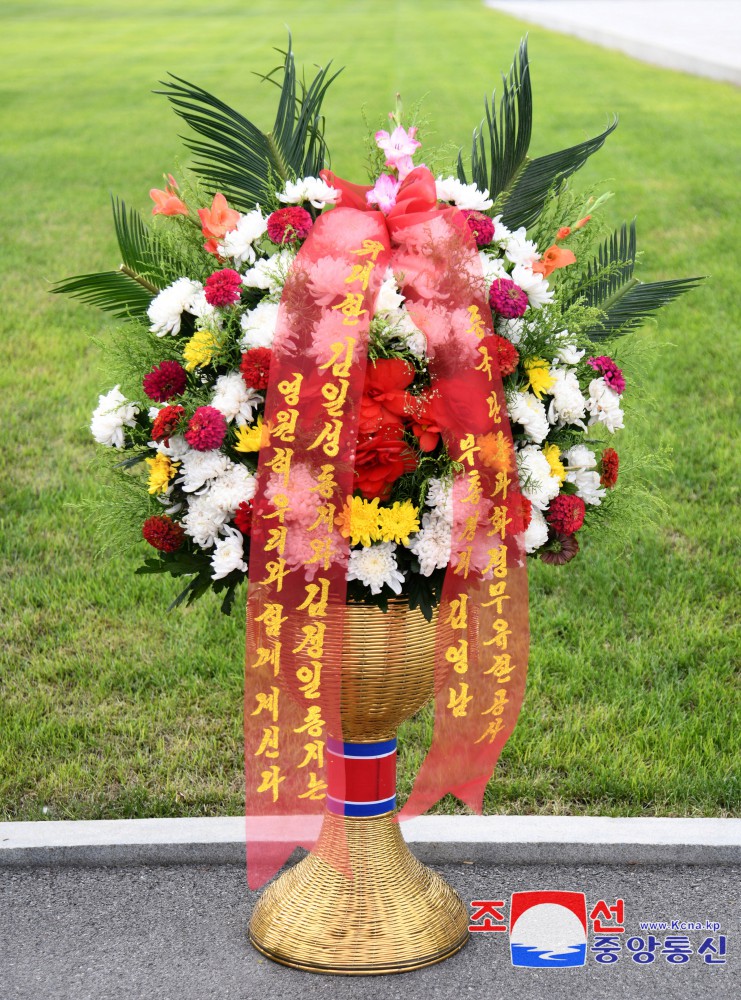 Floral Baskets Sent to Statues of Great Leaders from Abroad