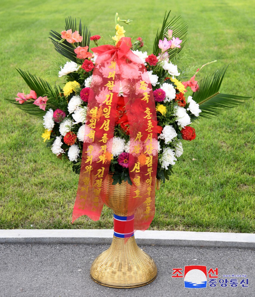 Floral Baskets Sent to Statues of Great Leaders from Abroad