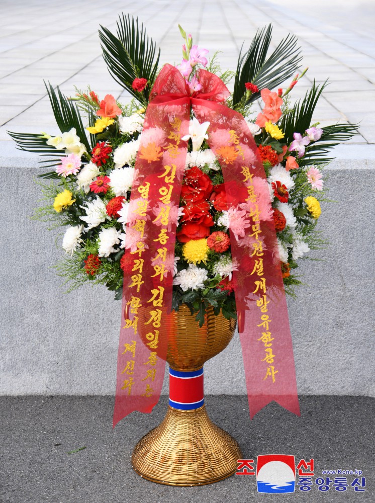 Floral Baskets Sent to Statues of Great Leaders from Abroad