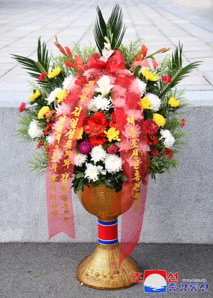 Floral Baskets Sent to Statues of Great Leaders