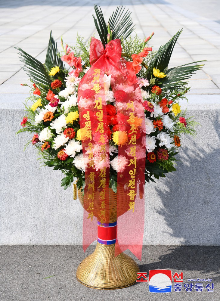 Floral Baskets Sent to Statues of Great Leaders