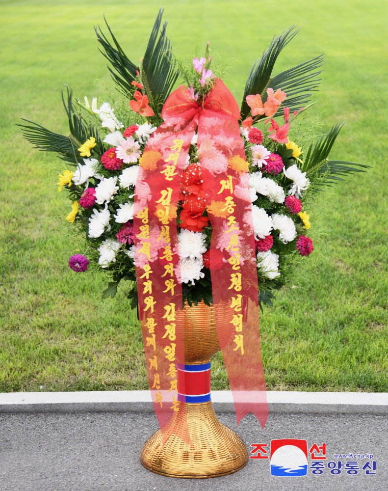 Floral Baskets Sent to Statues of Great Leaders