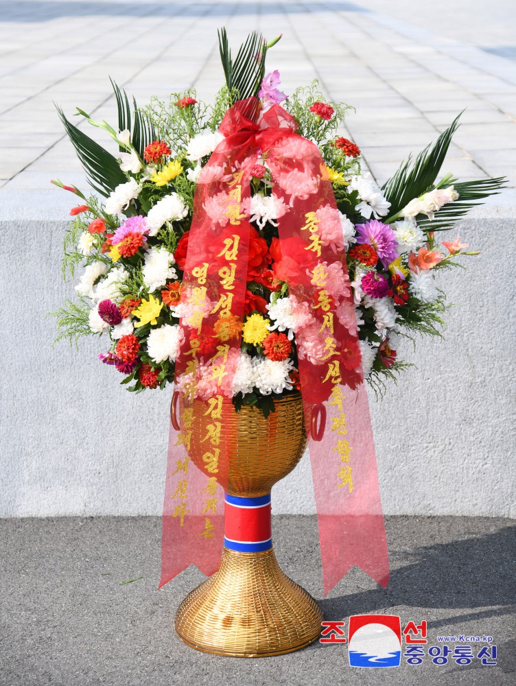 Floral Baskets Sent to Statues of Great Leaders