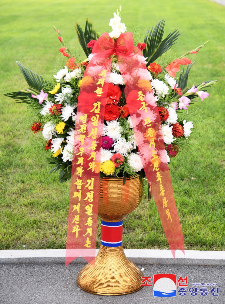 Floral Baskets Sent to Statues of Great Leaders