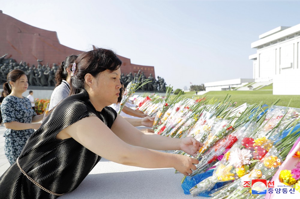 Floral Tribute Paid to Statues of President Kim Il Sung and Chairman Kim Jong Il