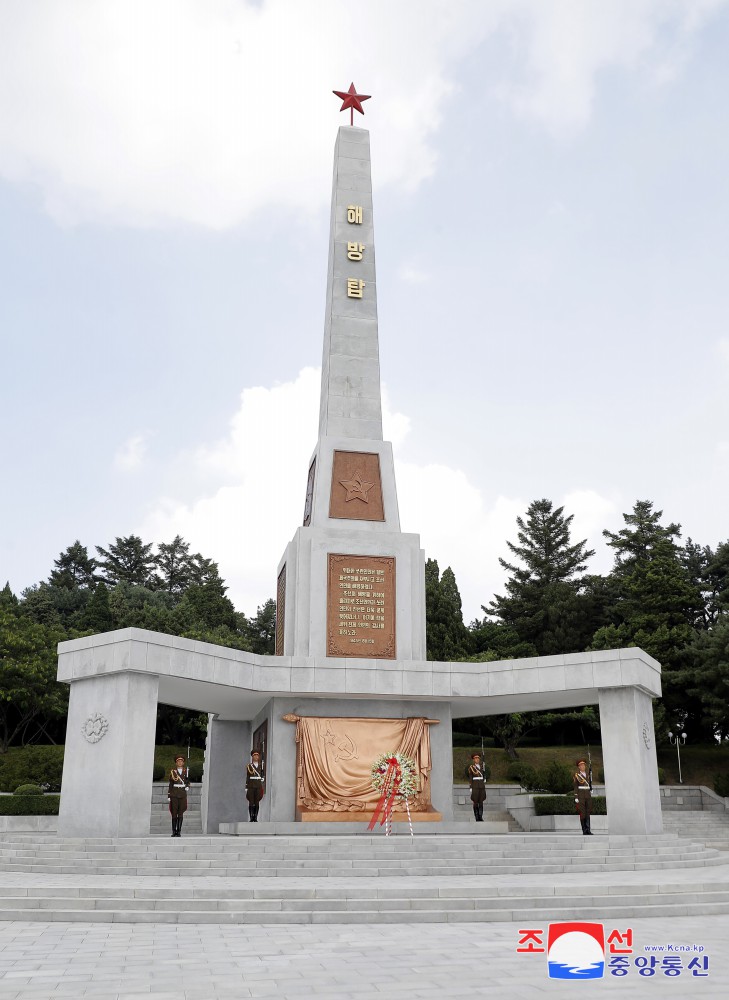 로씨야대사관 성원들 해방탑과 쏘련군렬사들의 묘에 화환 진정