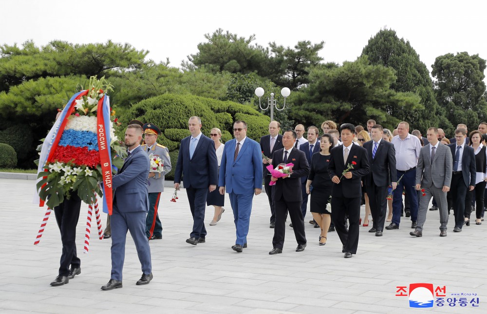 ロシア大使館員が解放塔とソ連軍烈士の墓に献花