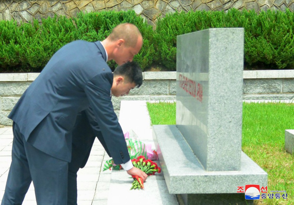 로씨야대사관 성원들 해방탑과 쏘련군렬사들의 묘에 화환 진정