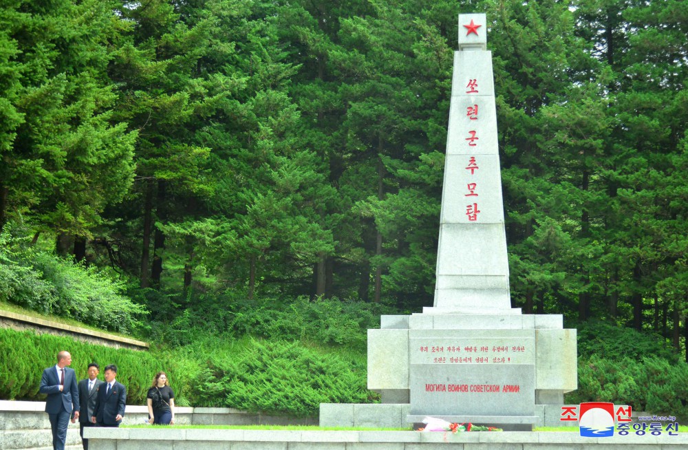 로씨야대사관 성원들 해방탑과 쏘련군렬사들의 묘에 화환 진정