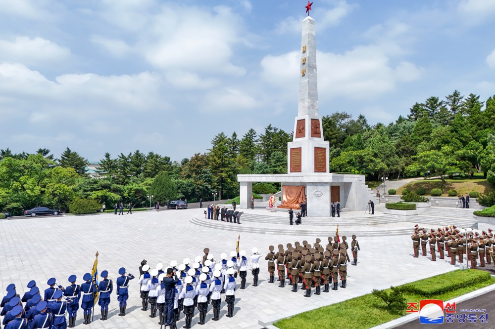 Estimado compañero Kim Jong Un visita el Monumento a la Liberación