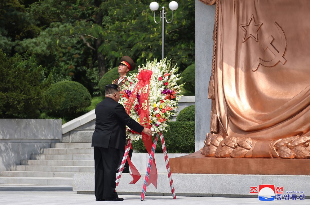 Estimado compañero Kim Jong Un visita el Monumento a la Liberación