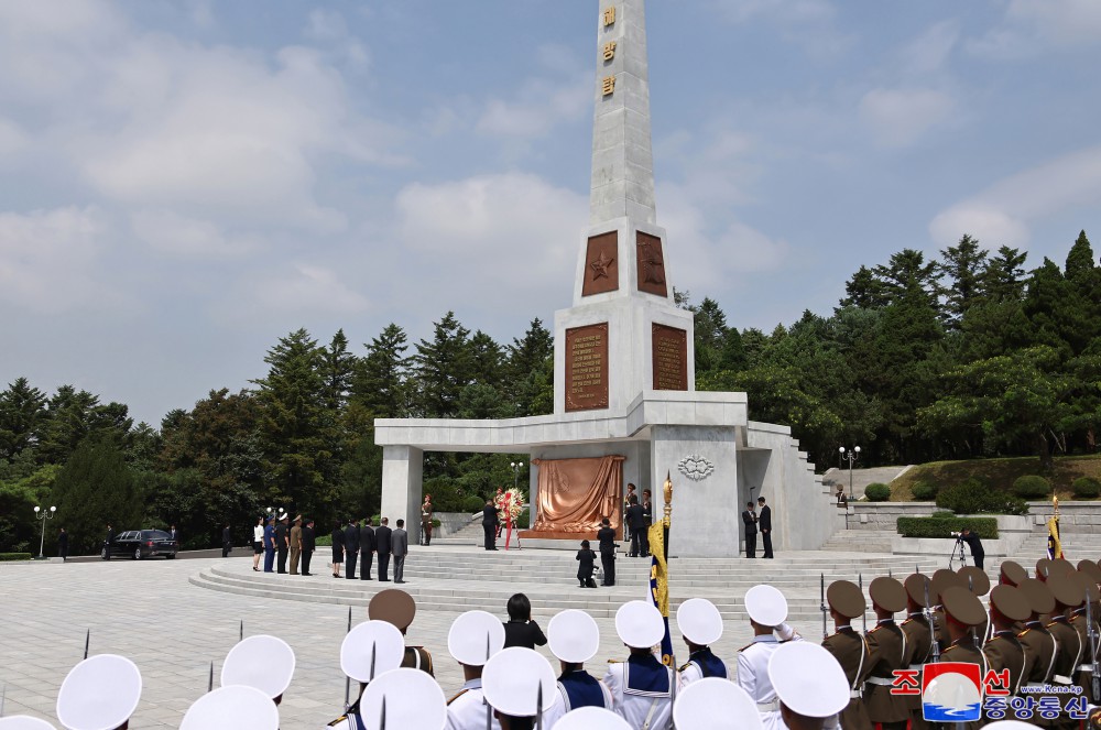 Estimado compañero Kim Jong Un visita el Monumento a la Liberación