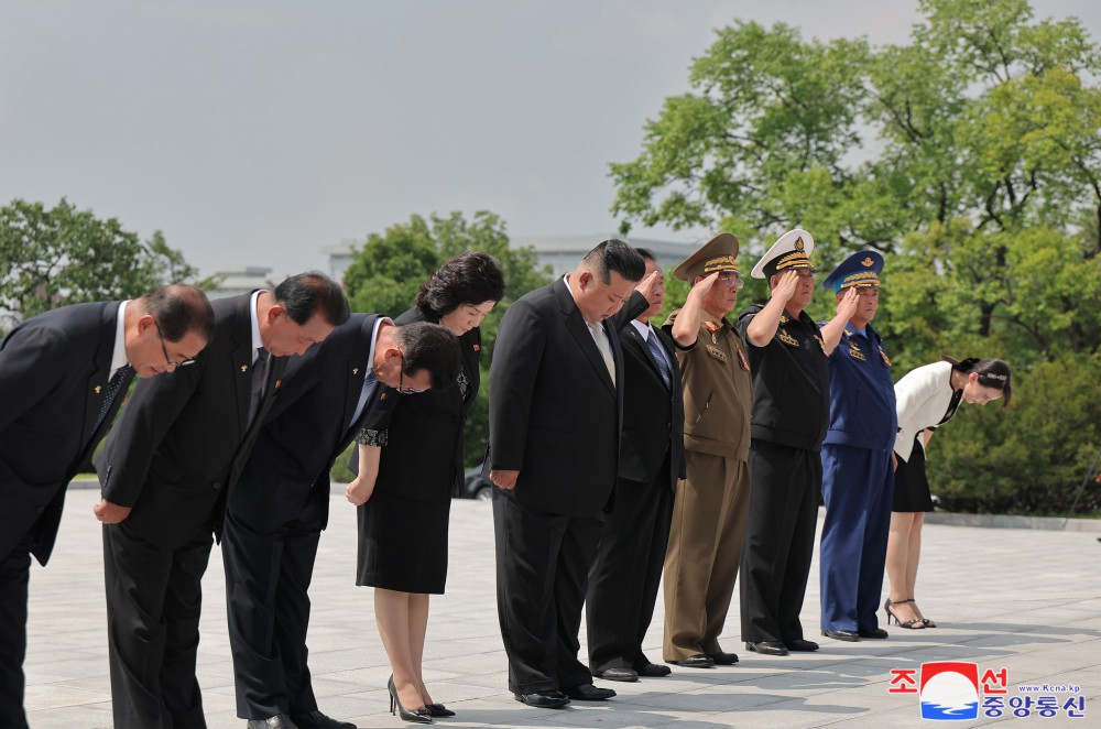 Estimado compañero Kim Jong Un visita el Monumento a la Liberación