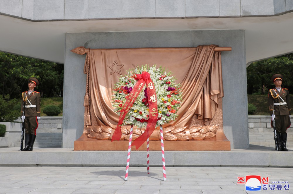 Estimado compañero Kim Jong Un visita el Monumento a la Liberación