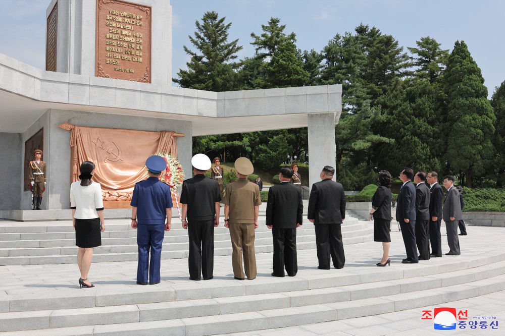 Estimado compañero Kim Jong Un visita el Monumento a la Liberación