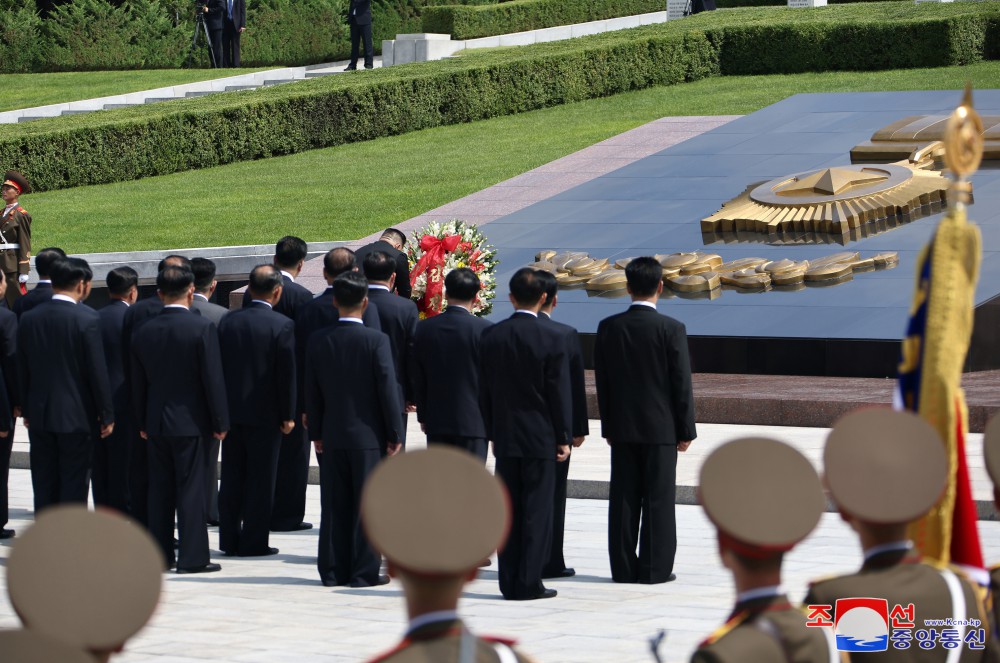 Respected Comrade Kim Jong Un Visits Revolutionary Martyrs Cemetery on Mt Taesong