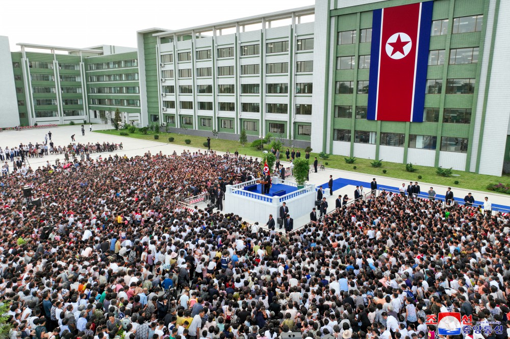 평안북도와 자강도,량강도의 수해지역 주민들 평양 도착