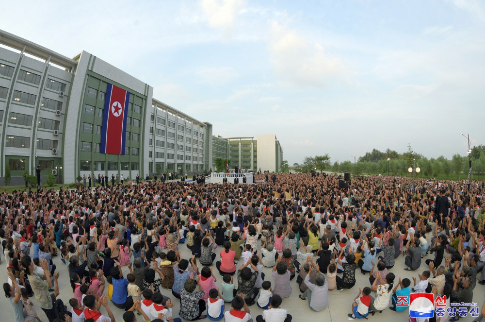 Flood Victims in North Phyongan, Jagang and Ryanggang Provinces Arrive in Pyongyang