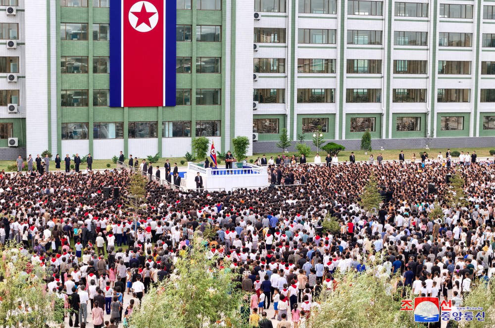 Flood Victims in North Phyongan, Jagang and Ryanggang Provinces Arrive in Pyongyang