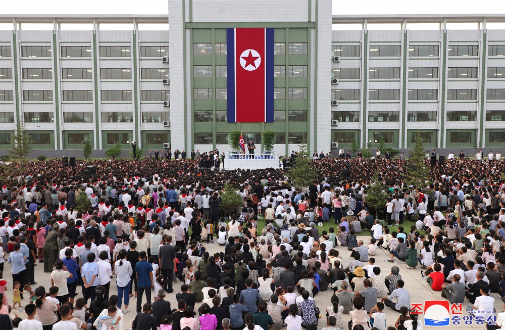 Flood Victims in North Phyongan, Jagang and Ryanggang Provinces Arrive in Pyongyang