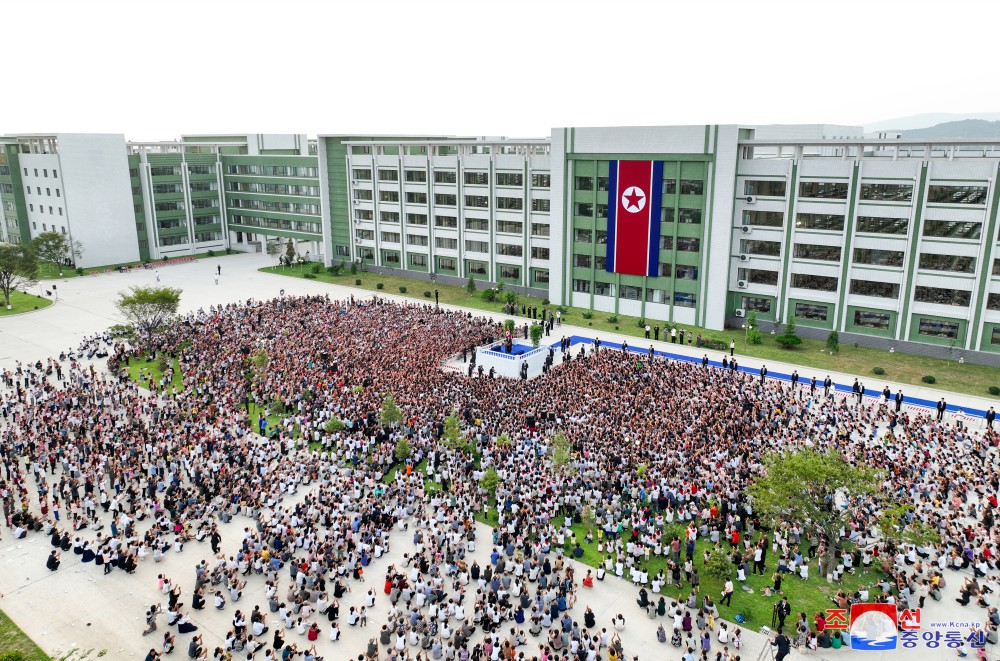 Flood Victims in North Phyongan, Jagang and Ryanggang Provinces Arrive in Pyongyang