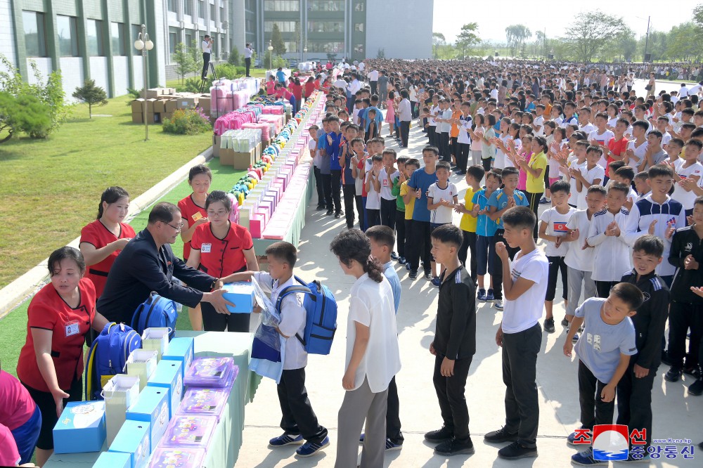 Respected Fatherly Marshal Kim Jong Un Sends Gifts to Preschoolers and Students from Flood-hit Areas