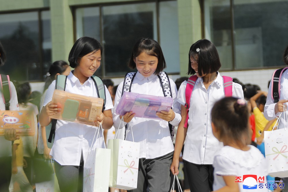 Respected Fatherly Marshal Kim Jong Un Sends Gifts to Preschoolers and Students from Flood-hit Areas