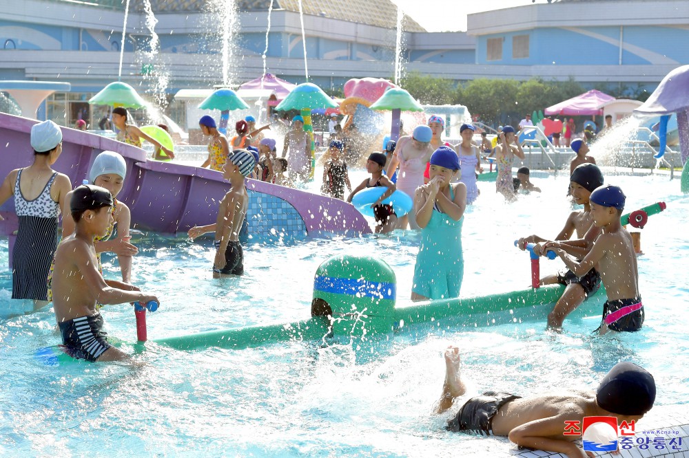 People from Flood-hit Areas Have Good Time in Pyongyang