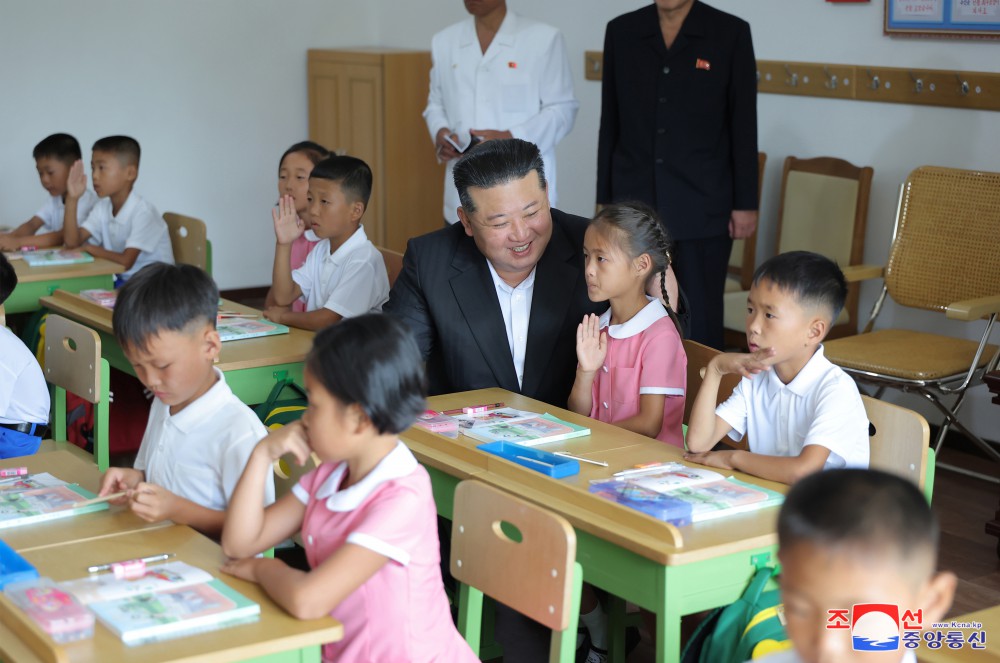 경애하는 김정은동지께서 4.25려관을 찾으시고 수해지역 학생들을 위한 교육준비정형을 료해하시였다