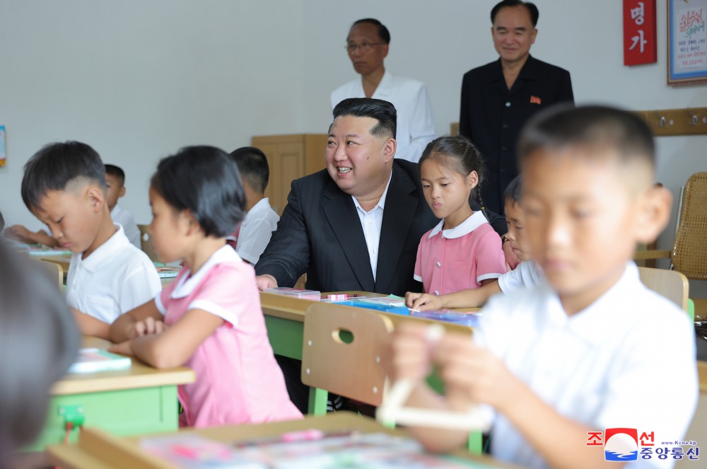 경애하는 김정은동지께서 4.25려관을 찾으시고 수해지역 학생들을 위한 교육준비정형을 료해하시였다