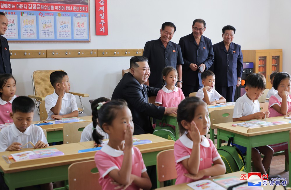 경애하는 김정은동지께서 4.25려관을 찾으시고 수해지역 학생들을 위한 교육준비정형을 료해하시였다