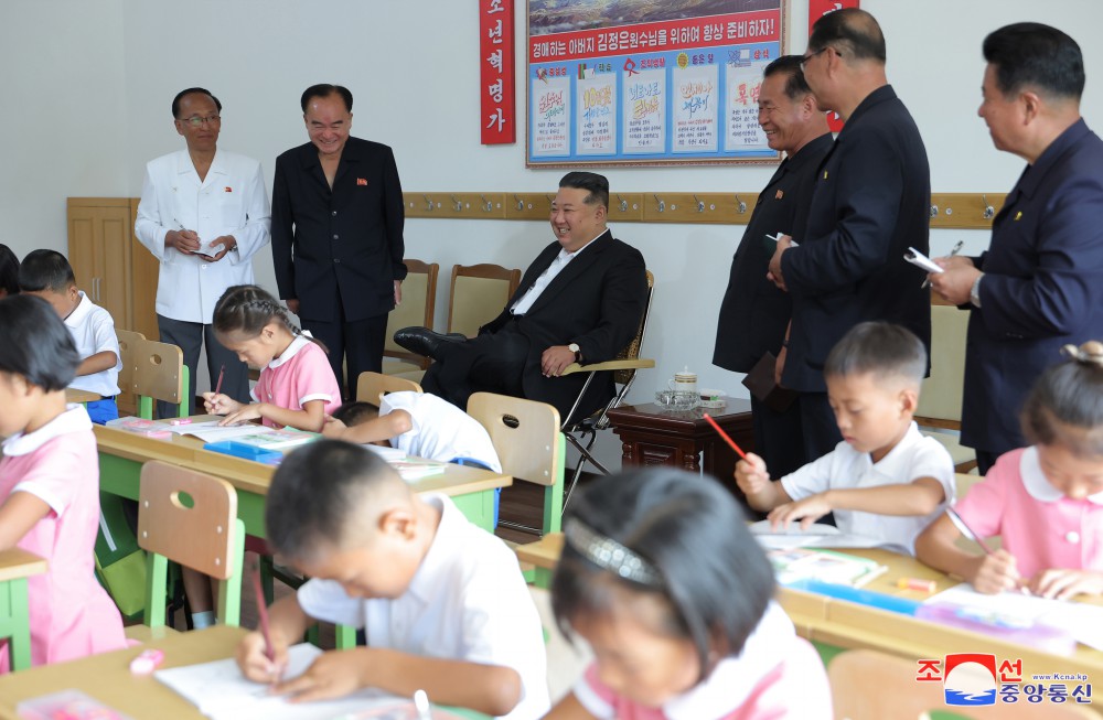 경애하는 김정은동지께서 4.25려관을 찾으시고 수해지역 학생들을 위한 교육준비정형을 료해하시였다