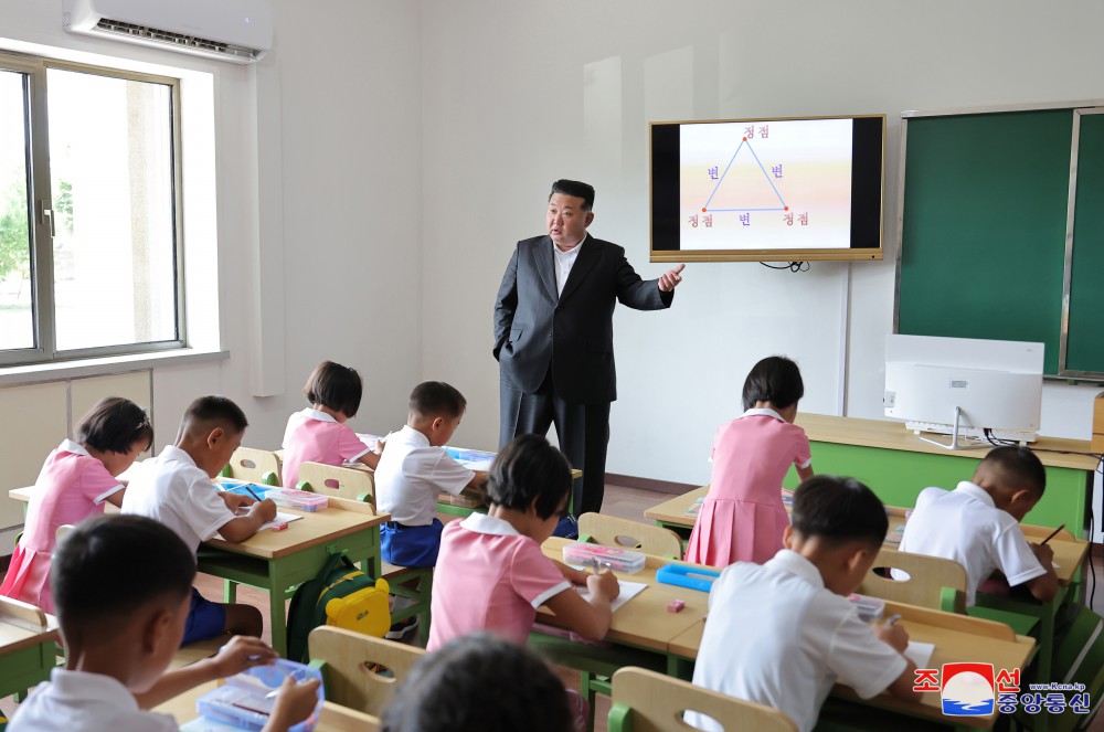 경애하는 김정은동지께서 4.25려관을 찾으시고 수해지역 학생들을 위한 교육준비정형을 료해하시였다