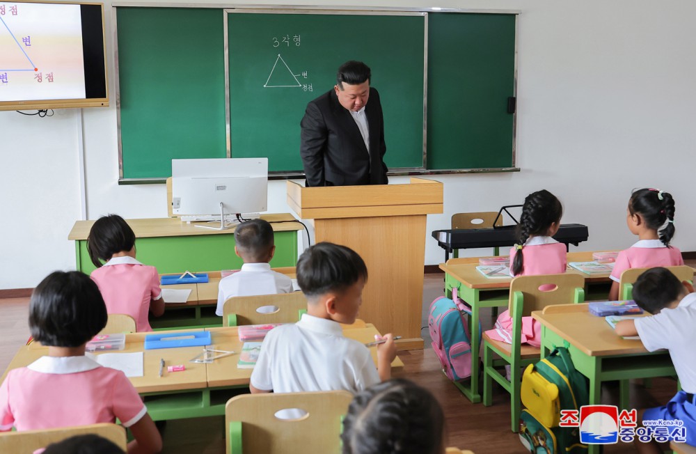 경애하는 김정은동지께서 4.25려관을 찾으시고 수해지역 학생들을 위한 교육준비정형을 료해하시였다