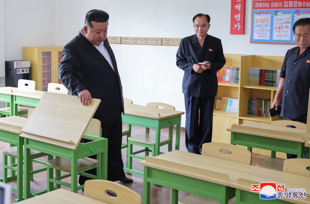 경애하는 김정은동지께서 4.25려관을 찾으시고 수해지역 학생들을 위한 교육준비정형을 료해하시였다