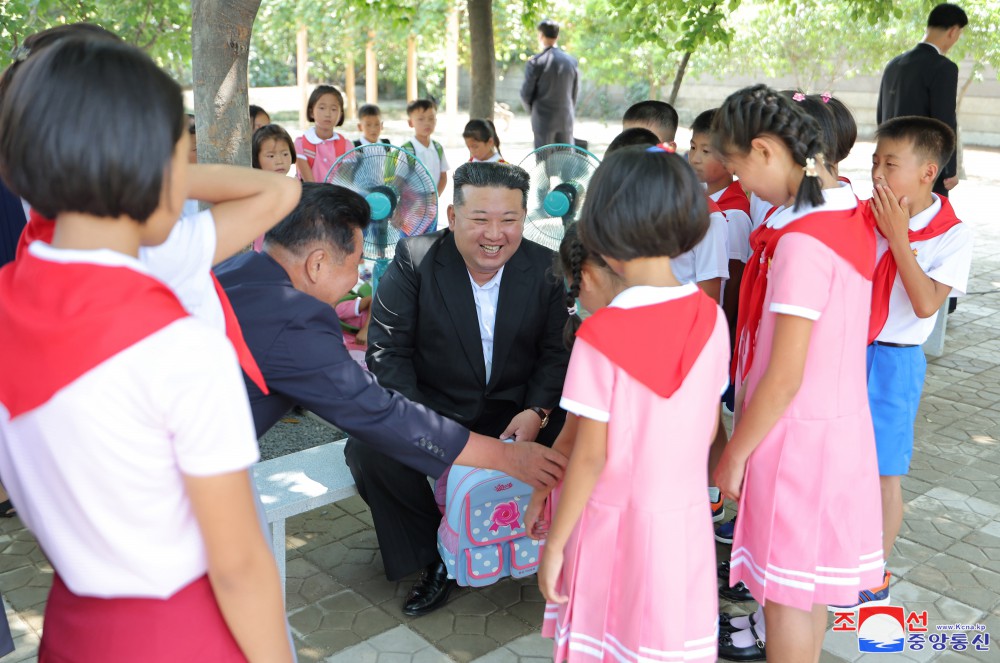 경애하는 김정은동지께서 4.25려관을 찾으시고 수해지역 학생들을 위한 교육준비정형을 료해하시였다