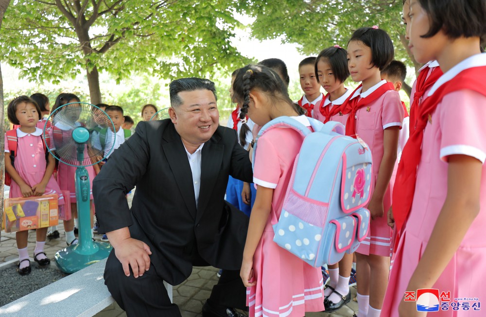 경애하는 김정은동지께서 4.25려관을 찾으시고 수해지역 학생들을 위한 교육준비정형을 료해하시였다