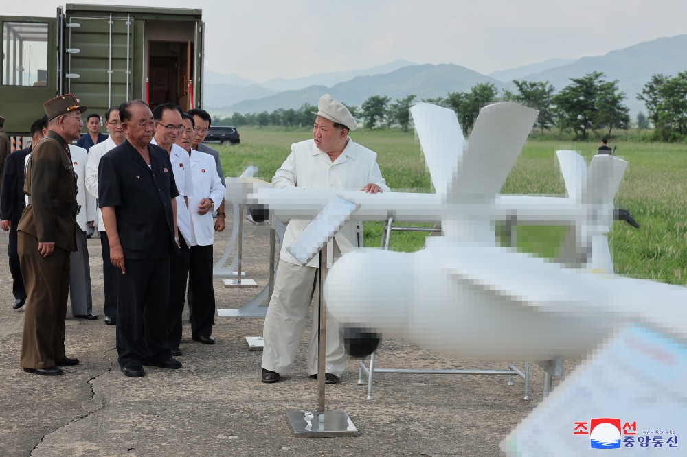 敬爱的金正恩同志亲临现场指导国防科学院无人机研究所组织进行的无人机性能试验