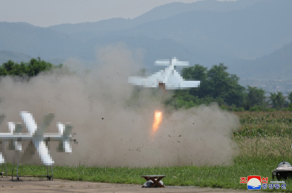 敬爱的金正恩同志亲临现场指导国防科学院无人机研究所组织进行的无人机性能试验